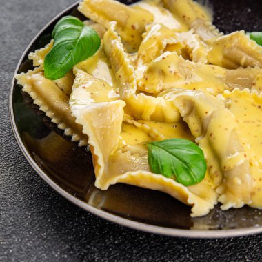 Pappardelle makarnası ana yemek aperatifi sebzeler taze leziz gurme yemek arkaplanı masa üstü yemekleri fotokopi alanı vejetaryen ve vejetaryen yemekleri.