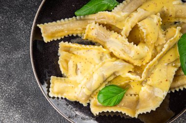 Pappardelle makarnası ana yemek aperatifi sebzeler taze leziz gurme yemek arkaplanı masa üstü yemekleri fotokopi alanı vejetaryen ve vejetaryen yemekleri.