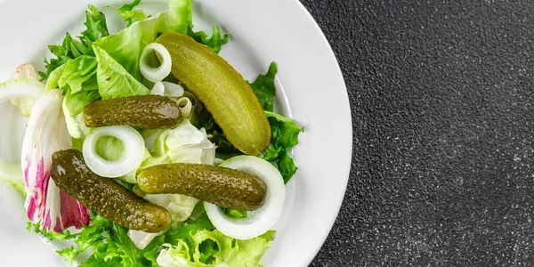 Salatalık turşusu salatalık turşusu yeşil yapraklı salatalık iştah açıcı sebzeler organik lezzetli gurme yemek arka planı masa yemeğinin üstünde fotokopi alanı vejetaryen yemekleri