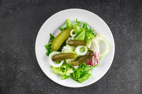 Salatalık turşusu salatalık turşusu yeşil yapraklı salatalık iştah açıcı sebzeler organik lezzetli gurme yemek arka planı masa yemeğinin üstünde fotokopi alanı vejetaryen yemekleri