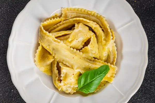 Pappardelle makarnası ana yemek aperatifi sebzeler taze leziz gurme yemek arkaplanı masa üstü yemekleri fotokopi alanı vejetaryen ve vejetaryen yemekleri.