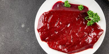 Çiğ sığır eti dana eti biftek biftek ızgara ızgara taze gurme yemek arka plan masa rustik gıda üst görünüm fotokopi uzay keto ve paleo diyet