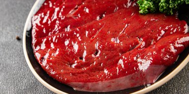 Çiğ sığır eti dana eti biftek biftek ızgara ızgara taze gurme yemek arka plan masa rustik gıda üst görünüm fotokopi uzay keto ve paleo diyet