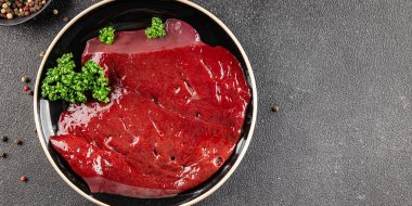 Çiğ sığır eti dana eti biftek biftek ızgara ızgara taze gurme yemek arka plan masa rustik gıda üst görünüm fotokopi uzay keto ve paleo diyet