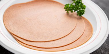 Sosisli vejetaryen soya malzemesi. Et yok. Aperatif sebzeler. Tabakta taze gurme yemekleri.