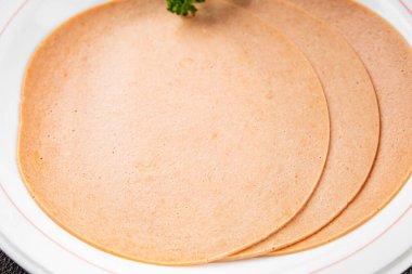 Sosisli vejetaryen soya malzemesi. Et yok. Aperatif sebzeler. Tabakta taze gurme yemekleri.