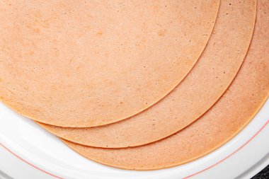 Sosisli vejetaryen soya malzemesi. Et yok. Aperatif sebzeler. Tabakta taze gurme yemekleri.