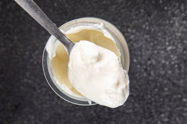 Skyr beyaz yoğurt aperatifi taze lezzetli gurme yemek arka planda masa rustik gıda fotokopi uzay keto ve paleo diyet vejetaryen gıda