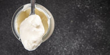 Skyr beyaz yoğurt aperatifi taze lezzetli gurme yemek arka planda masa rustik gıda fotokopi uzay keto ve paleo diyet vejetaryen gıda