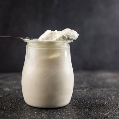 Skyr beyaz yoğurt aperatifi taze lezzetli gurme yemek arka planda masa rustik gıda fotokopi uzay keto ve paleo diyet vejetaryen gıda