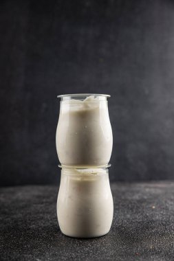 Skyr beyaz yoğurt aperatifi taze lezzetli gurme yemek arka planda masa rustik gıda fotokopi uzay keto ve paleo diyet vejetaryen gıda