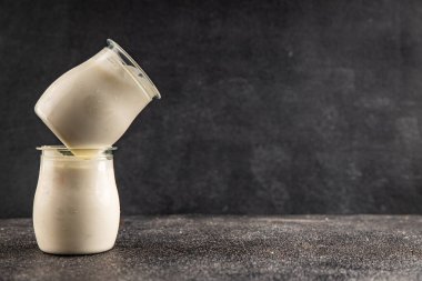 Skyr beyaz yoğurt aperatifi taze lezzetli gurme yemek arka planda masa rustik gıda fotokopi uzay keto ve paleo diyet vejetaryen gıda