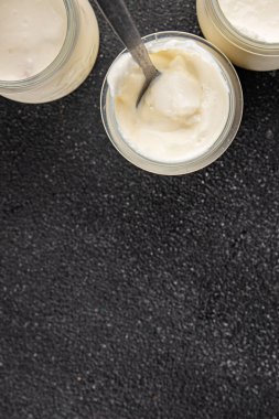 Skyr beyaz yoğurt aperatifi taze lezzetli gurme yemek arka planda masa rustik gıda fotokopi uzay keto ve paleo diyet vejetaryen gıda