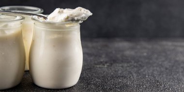 Skyr beyaz yoğurt aperatifi taze lezzetli gurme yemek arka planda masa rustik gıda fotokopi uzay keto ve paleo diyet vejetaryen gıda