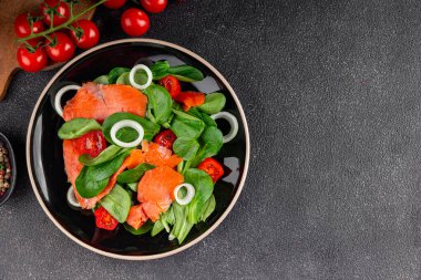 Somon salatası taze deniz ürünleri iştah açıcı sebzeler taze lezzetli gurme yemekleri masa rustik yemek üst görünüm fotokopi alanı keto ve paleo diyet vejetaryen diyeti pesseeter diyet