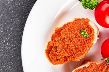 Biber ezmesi, kırmızı biber sosu kızartılmış sebze, sebze aperatif sebzeler sofra rasında taze gurme yemek arka planı üst kattaki yemek fotokopi alanı keto ve paleo diyet vejetaryen ve vejetaryen yemekleri.