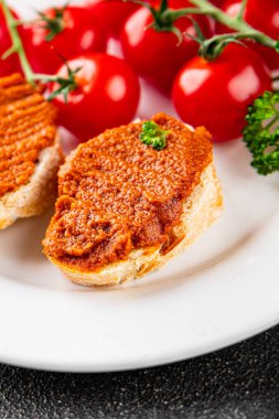 Biber ezmesi, kırmızı biber sosu kızartılmış sebze, sebze aperatif sebzeler sofra rasında taze gurme yemek arka planı üst kattaki yemek fotokopi alanı keto ve paleo diyet vejetaryen ve vejetaryen yemekleri.