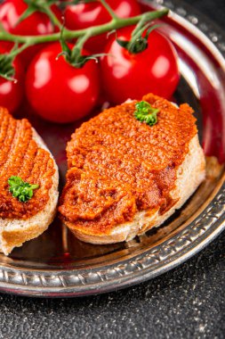 Biber ezmesi, kırmızı biber sosu kızartılmış sebze, sebze aperatif sebzeler sofra rasında taze gurme yemek arka planı üst kattaki yemek fotokopi alanı keto ve paleo diyet vejetaryen ve vejetaryen yemekleri.