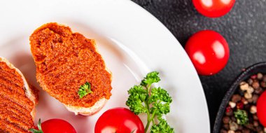 Biber ezmesi, kırmızı biber sosu kızartılmış sebze, sebze aperatif sebzeler sofra rasında taze gurme yemek arka planı üst kattaki yemek fotokopi alanı keto ve paleo diyet vejetaryen ve vejetaryen yemekleri.