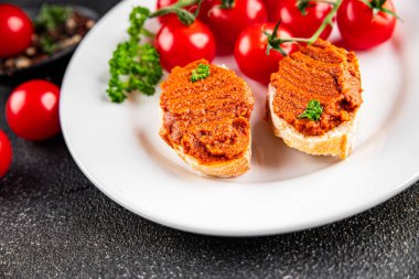 Biber ezmesi, kırmızı biber sosu kızartılmış sebze, sebze aperatif sebzeler sofra rasında taze gurme yemek arka planı üst kattaki yemek fotokopi alanı keto ve paleo diyet vejetaryen ve vejetaryen yemekleri.