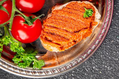 Biber ezmesi, kırmızı biber sosu kızartılmış sebze, sebze aperatif sebzeler sofra rasında taze gurme yemek arka planı üst kattaki yemek fotokopi alanı keto ve paleo diyet vejetaryen ve vejetaryen yemekleri.