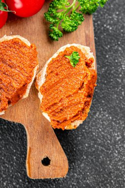 Biber ezmesi, kırmızı biber sosu kızartılmış sebze, sebze aperatif sebzeler sofra rasında taze gurme yemek arka planı üst kattaki yemek fotokopi alanı keto ve paleo diyet vejetaryen ve vejetaryen yemekleri.