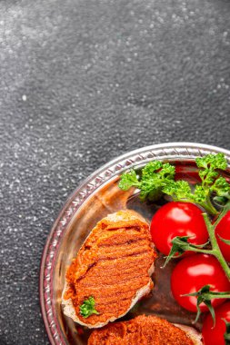 Biber ezmesi, kırmızı biber sosu kızartılmış sebze, sebze aperatif sebzeler sofra rasında taze gurme yemek arka planı üst kattaki yemek fotokopi alanı keto ve paleo diyet vejetaryen ve vejetaryen yemekleri.