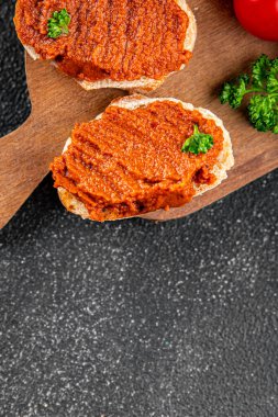 Biber ezmesi, kırmızı biber sosu kızartılmış sebze, sebze aperatif sebzeler sofra rasında taze gurme yemek arka planı üst kattaki yemek fotokopi alanı keto ve paleo diyet vejetaryen ve vejetaryen yemekleri.