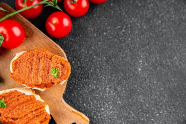 Biber ezmesi, kırmızı biber sosu kızartılmış sebze, sebze aperatif sebzeler sofra rasında taze gurme yemek arka planı üst kattaki yemek fotokopi alanı keto ve paleo diyet vejetaryen ve vejetaryen yemekleri.