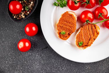 Biber ezmesi, kırmızı biber sosu kızartılmış sebze, sebze aperatif sebzeler sofra rasında taze gurme yemek arka planı üst kattaki yemek fotokopi alanı keto ve paleo diyet vejetaryen ve vejetaryen yemekleri.