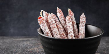 Kurutulmuş sosis aperatif salam et ürünleri doğal gıda organik ürün taze lezzetli gurme yemek arka planı masa rustik gıda üst görünümü fotokopi alanı üzerinde