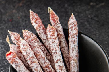 Kurutulmuş sosis aperatif salam et ürünleri doğal gıda organik ürün taze lezzetli gurme yemek arka planı masa rustik gıda üst görünümü fotokopi alanı üzerinde