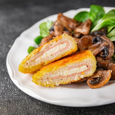 Pirzola, tavuk, jambon, peynir aperatifi masanın üzerinde taze lezzetli gurme yemek arkaplanı kırsal yiyecekler, fotokopi alanı.