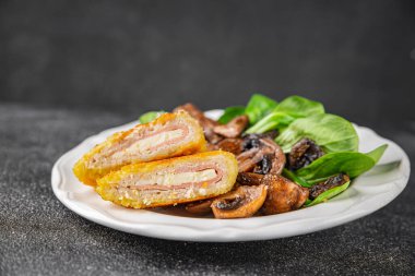 Pirzola, tavuk, jambon, peynir aperatifi masanın üzerinde taze lezzetli gurme yemek arkaplanı kırsal yiyecekler, fotokopi alanı.