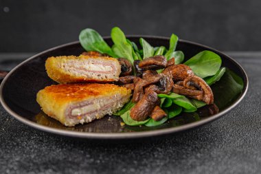 Pirzola, tavuk, jambon, peynir aperatifi masanın üzerinde taze lezzetli gurme yemek arkaplanı kırsal yiyecekler, fotokopi alanı.