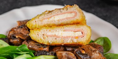 Pirzola, tavuk, jambon, peynir aperatifi masanın üzerinde taze lezzetli gurme yemek arkaplanı kırsal yiyecekler, fotokopi alanı.