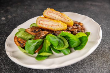 Pirzola, tavuk, jambon, peynir aperatifi masanın üzerinde taze lezzetli gurme yemek arkaplanı kırsal yiyecekler, fotokopi alanı.