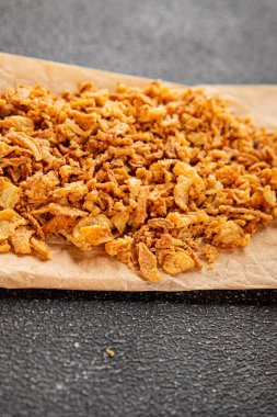 Soğanlı ve kızarmış soğanlı sebzeler taze lezzetli gurme yemek arkaplanı masa rustik yiyeceklerin üst görünümü fotokopi alanı.