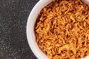 Soğanlı ve kızarmış soğanlı sebzeler taze lezzetli gurme yemek arkaplanı masa rustik yiyeceklerin üst görünümü fotokopi alanı.