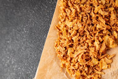 Soğanlı ve kızarmış soğanlı sebzeler taze lezzetli gurme yemek arkaplanı masa rustik yiyeceklerin üst görünümü fotokopi alanı.