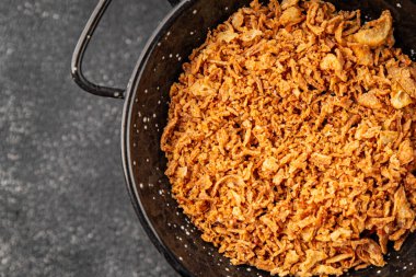 Soğanlı ve kızarmış soğanlı sebzeler taze lezzetli gurme yemek arkaplanı masa rustik yiyeceklerin üst görünümü fotokopi alanı.