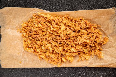 Soğanlı ve kızarmış soğanlı sebzeler taze lezzetli gurme yemek arkaplanı masa rustik yiyeceklerin üst görünümü fotokopi alanı.