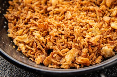 Soğanlı ve kızarmış soğanlı sebzeler taze lezzetli gurme yemek arkaplanı masa rustik yiyeceklerin üst görünümü fotokopi alanı.