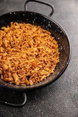 Soğanlı ve kızarmış soğanlı sebzeler taze lezzetli gurme yemek arkaplanı masa rustik yiyeceklerin üst görünümü fotokopi alanı.