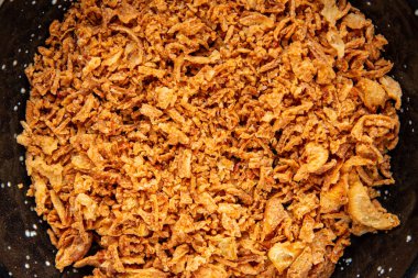 Soğanlı ve kızarmış soğanlı sebzeler taze lezzetli gurme yemek arkaplanı masa rustik yiyeceklerin üst görünümü fotokopi alanı.