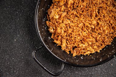 Soğanlı ve kızarmış soğanlı sebzeler taze lezzetli gurme yemek arkaplanı masa rustik yiyeceklerin üst görünümü fotokopi alanı.