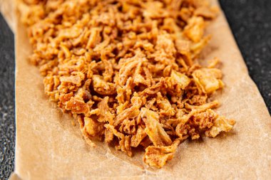 Soğanlı ve kızarmış soğanlı sebzeler taze lezzetli gurme yemek arkaplanı masa rustik yiyeceklerin üst görünümü fotokopi alanı.