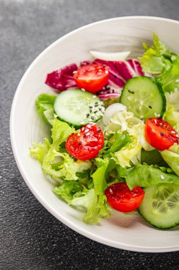 Salata sebze domates, salatalık, marul, yeşil yaprak marul, soğan iştah açıcı sebze, taze gurme yemek arka plan kırsal yemek fotokopi alanı keto ve paleo diyeti vejetaryen yemeği.