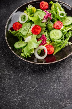 Salata sebze domates, salatalık, marul, yeşil yaprak marul, soğan iştah açıcı sebze, taze gurme yemek arka plan kırsal yemek fotokopi alanı keto ve paleo diyeti vejetaryen yemeği.