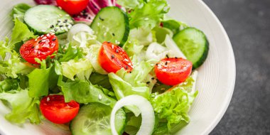 Salata sebze domates, salatalık, marul, yeşil yaprak marul, soğan iştah açıcı sebze, taze gurme yemek arka plan kırsal yemek fotokopi alanı keto ve paleo diyeti vejetaryen yemeği.